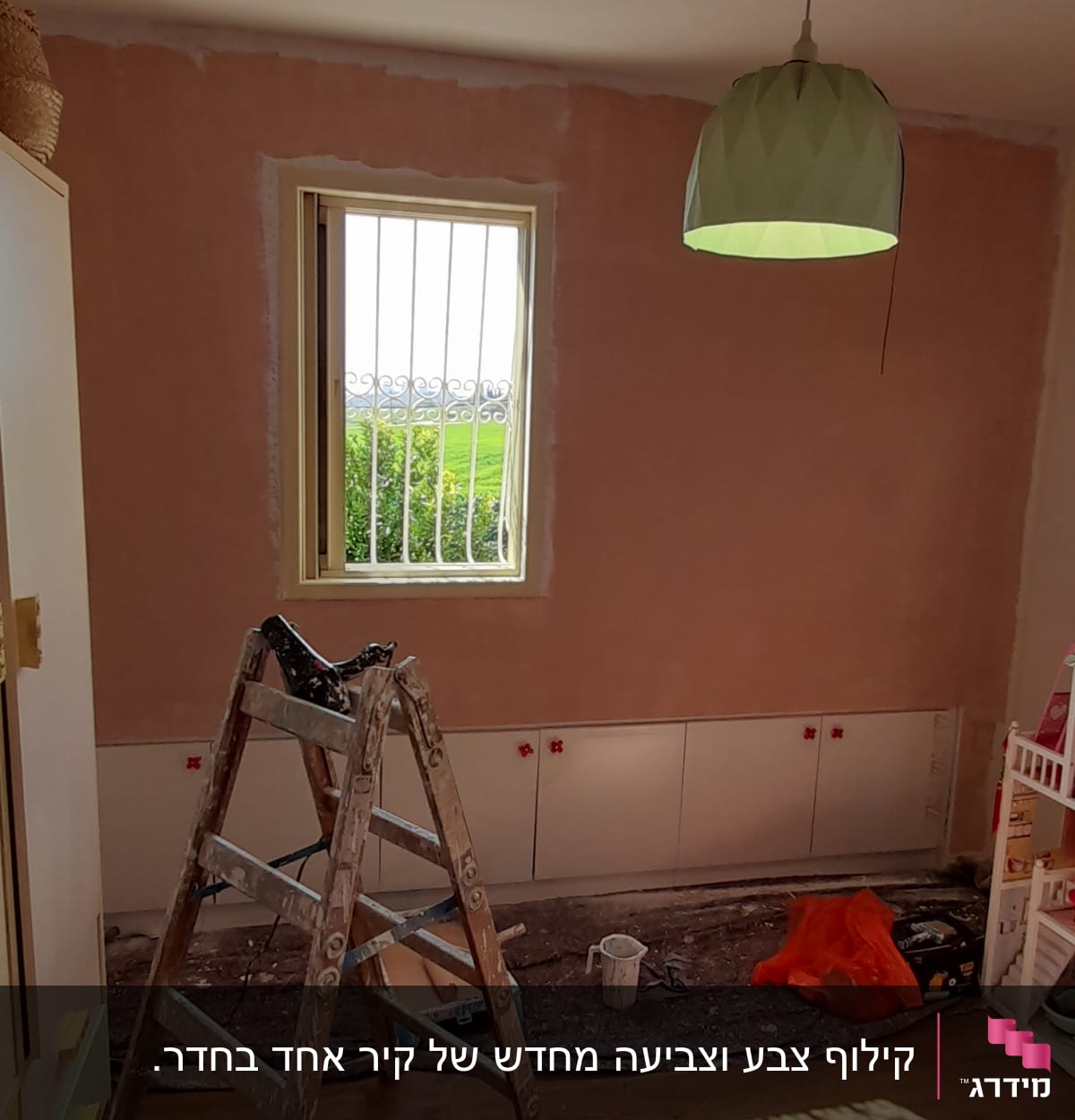 סולם, קיר צבוע, דלי צבע, מברשת על הרצפה